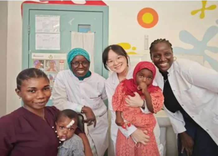 中国援塞医疗队情暖孤儿