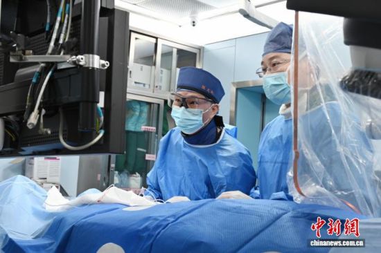 图为福建医科大学附属协和医院教授陈文伙正在为患者手术。福建医科大学附属协和医院 供图